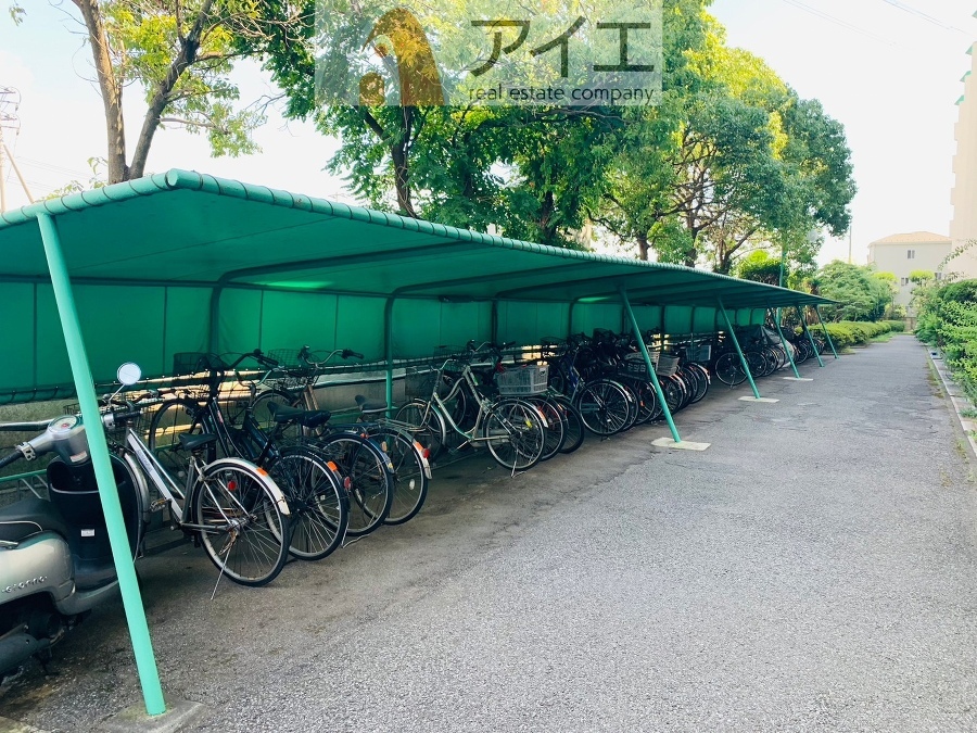 広々スペースの駐輪場はご家族の自転車を置くことができます