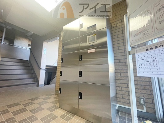 お出掛けが多くても安心な、宅配ボックスつき