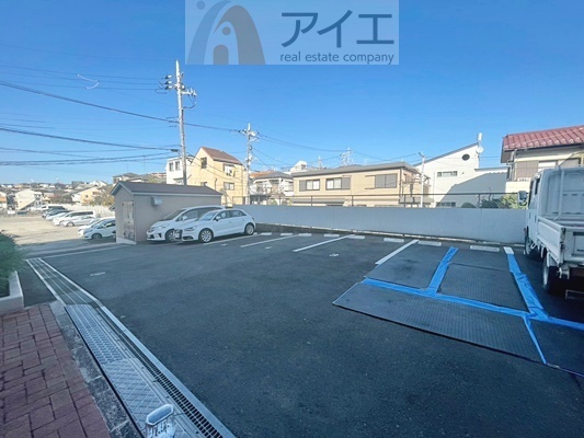 駐車場があるため車通勤の方にも安心なマンションです(要空確認)