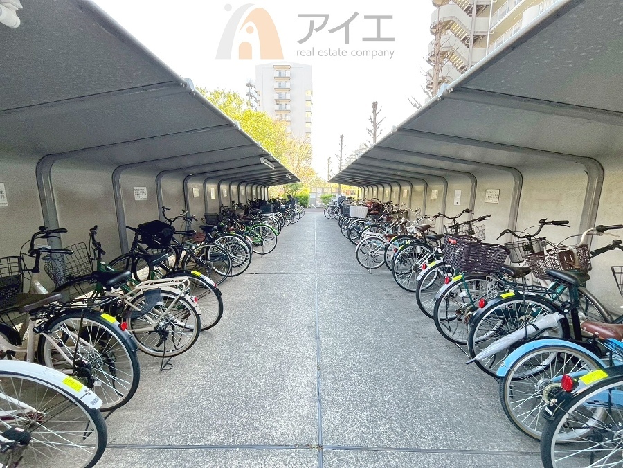 広々スペースの駐輪場はご家族の自転車を置くことができます