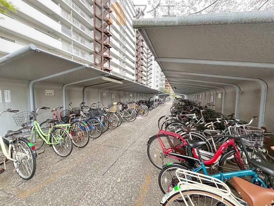 広々スペースの駐輪場はご家族の自転車を置くことができます