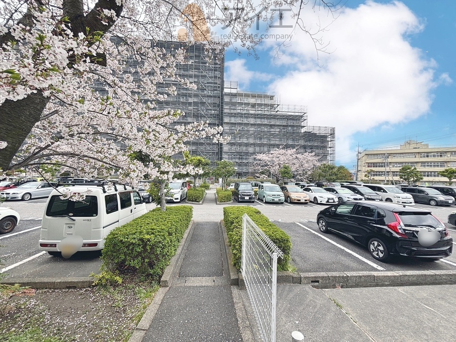 駐車場があるため車通勤の方にも安心なマンションです(要空確認)