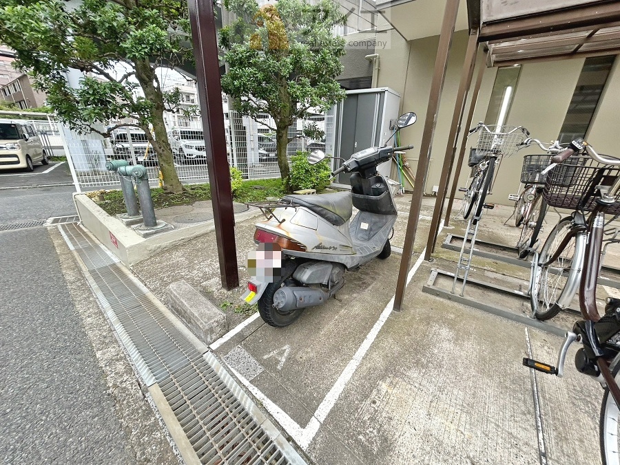 広々スペースの駐輪場はご家族の自転車を置くことができます