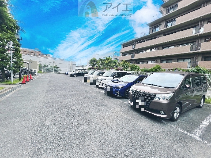駐車場があるため車通勤の方にも安心なマンションです(要空確認)