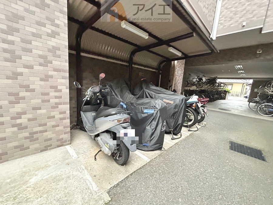 広々スペースの駐輪場はご家族の自転車を置くことができます