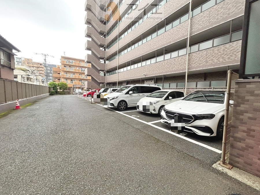 駐車場があるため車通勤の方にも安心なマンションです(要空確認)