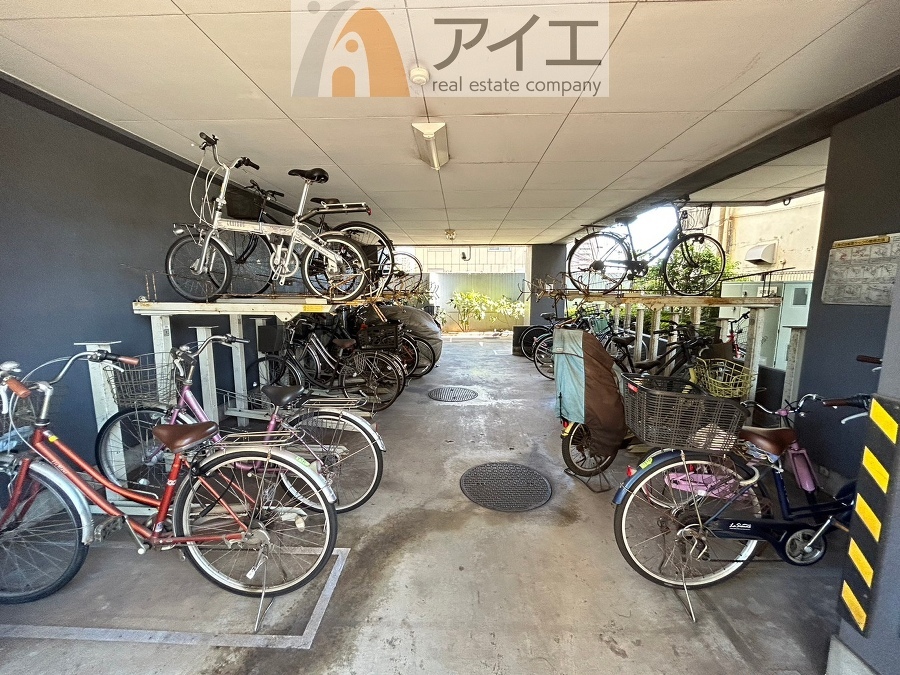 広々スペースの駐輪場はご家族の自転車を置くことができます