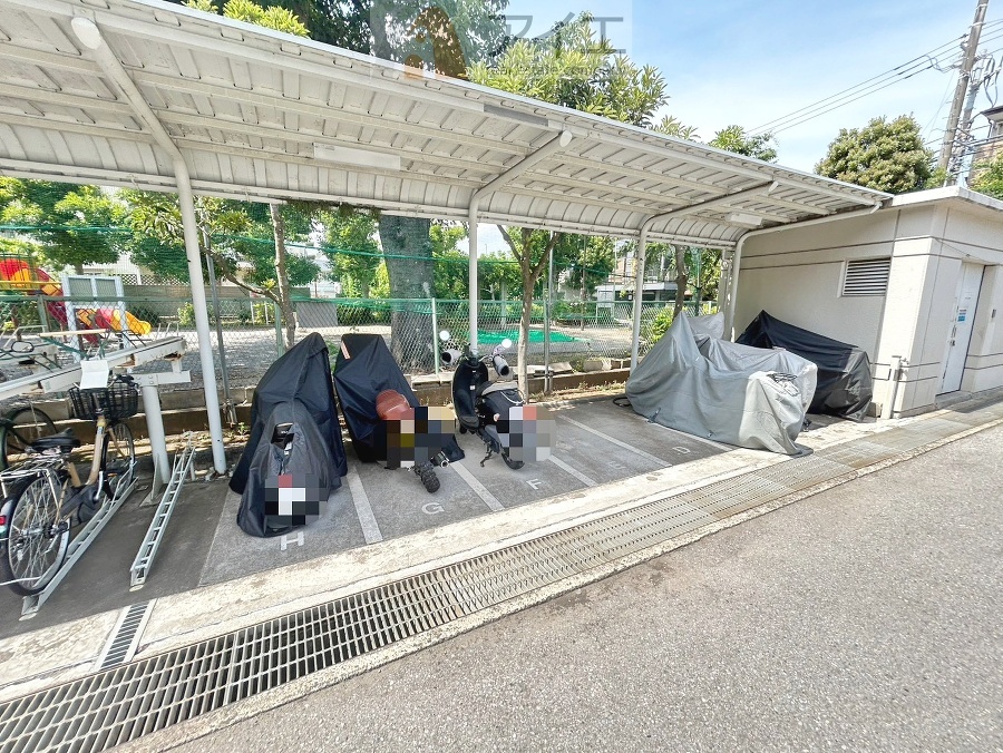 広々スペースの駐輪場はご家族の自転車を置くことができます