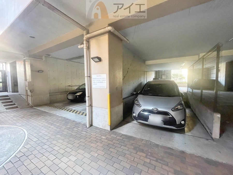 駐車場があるため車通勤の方にも安心なマンションです(要空確認)