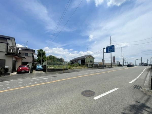 前面道路は広々15m幅で歩道もあります。