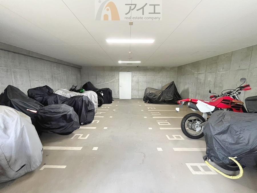 広々スペースの駐輪場はご家族の自転車を置くことができます