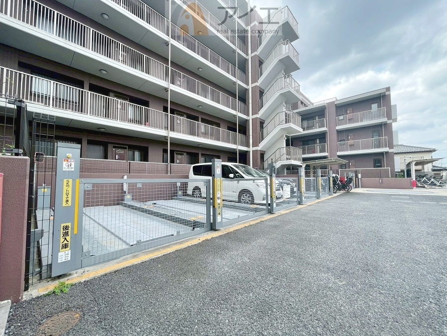 駐車場があるため車通勤の方にも安心なマンションです(要空確認)