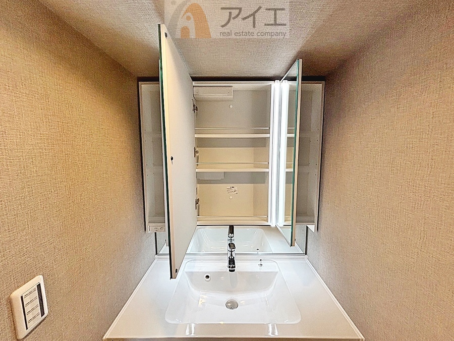 【施工例】たっぷりの収納を設けた3面鏡付洗面台で快適な暮らし