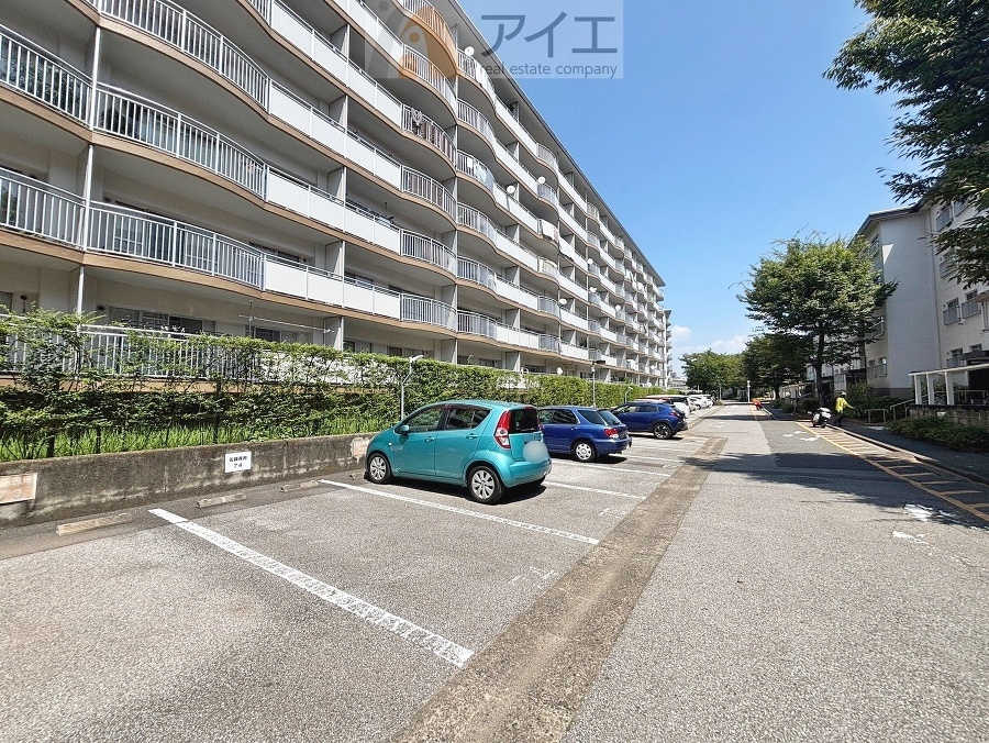駐車場があるため車通勤の方にも安心なマンションです(要空確認)