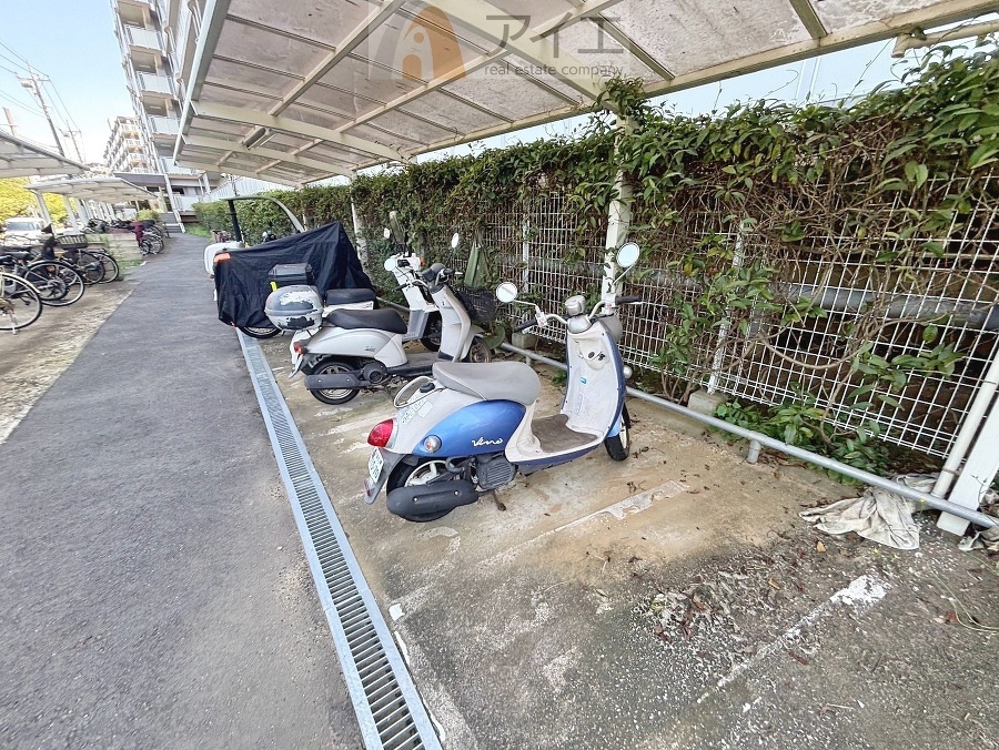 広々スペースの駐輪場はご家族の自転車を置くことができます