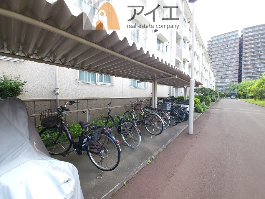 広々スペースの駐輪場はご家族の自転車を置くことができます