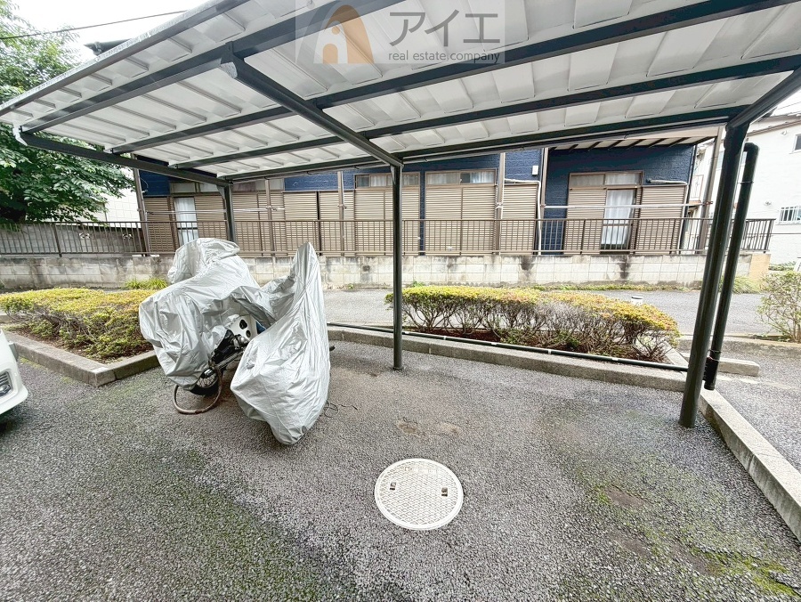 広々スペースの駐輪場はご家族の自転車を置くことができます