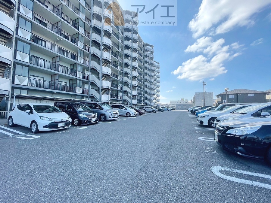 駐車場があるため車通勤の方にも安心なマンションです(要空確認)