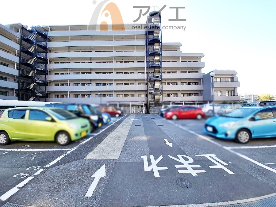 駐車場があるため車通勤の方にも安心なマンションです