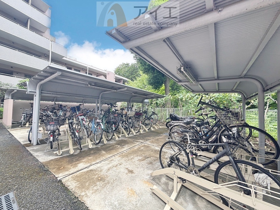 広々スペースの駐輪場はご家族の自転車を置くことができます