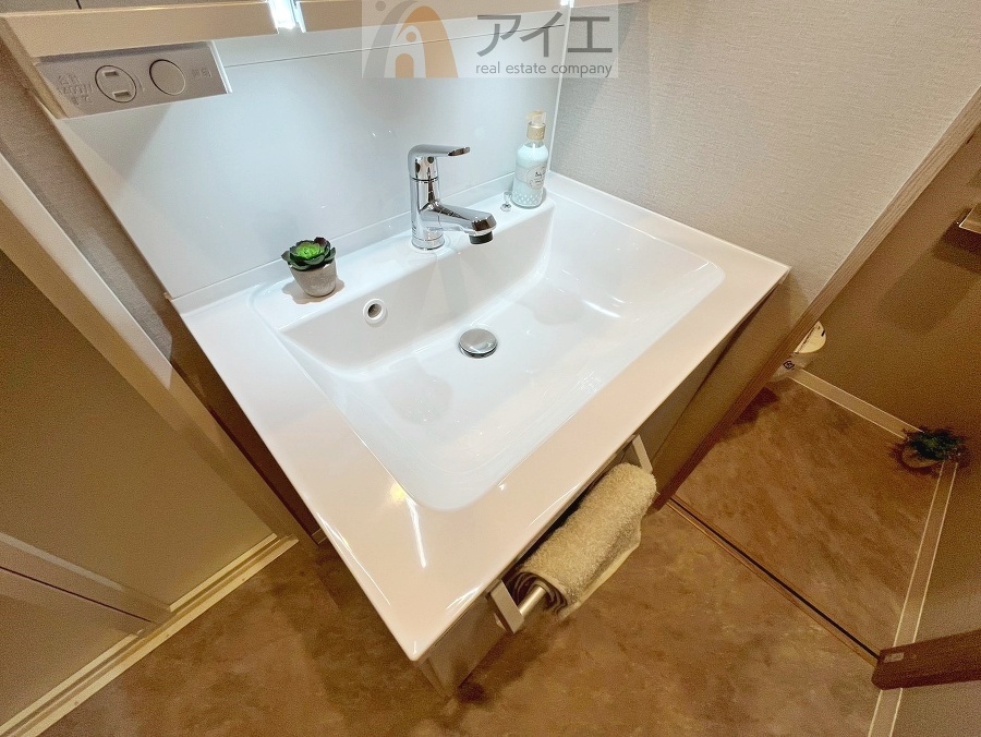 三面鏡にハンドシャワー付き、使いやすい洗面台