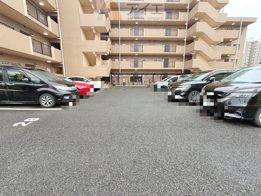 駐車場があるため車通勤の方にも安心なマンションです(要空確認)