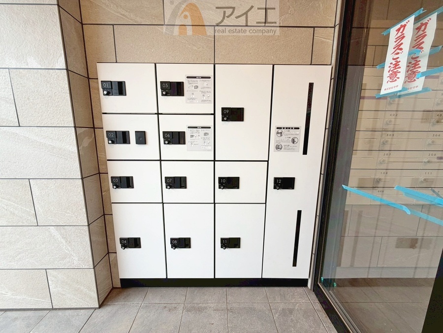 お出掛けが多くても安心な、宅配ボックスつき