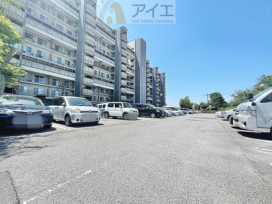 駐車場があるため車通勤の方にも安心なマンションです(要空確認)