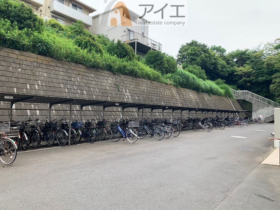 広々スペースの駐輪場はご家族の自転車を置くことができます