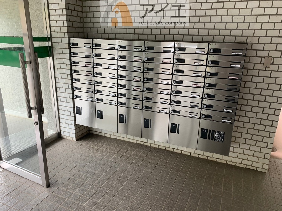 お出掛けが多くても安心な、宅配ボックスつき