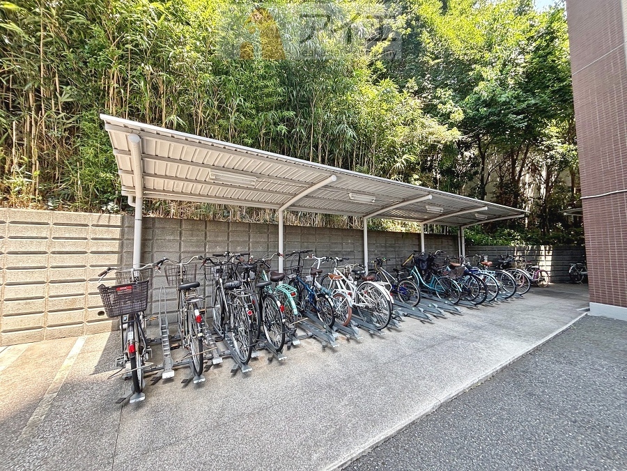 広々スペースの駐輪場はご家族の自転車を置くことができます