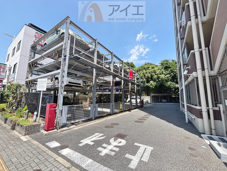 駐車場があるため車通勤の方にも安心なマンションです(要空確認)