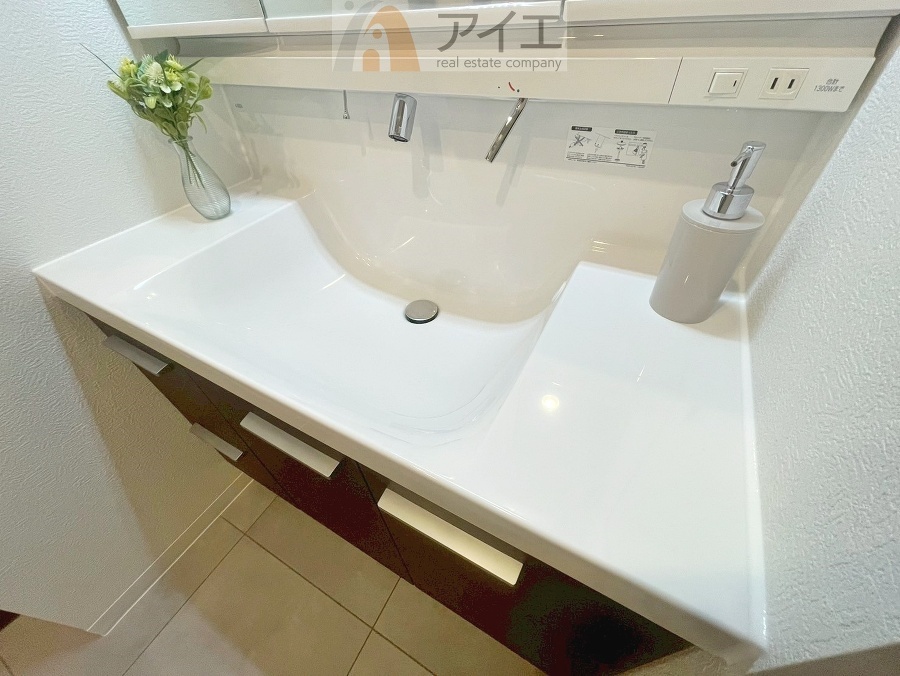 【施工例】三面鏡にハンドシャワー付き、使いやすい洗面台