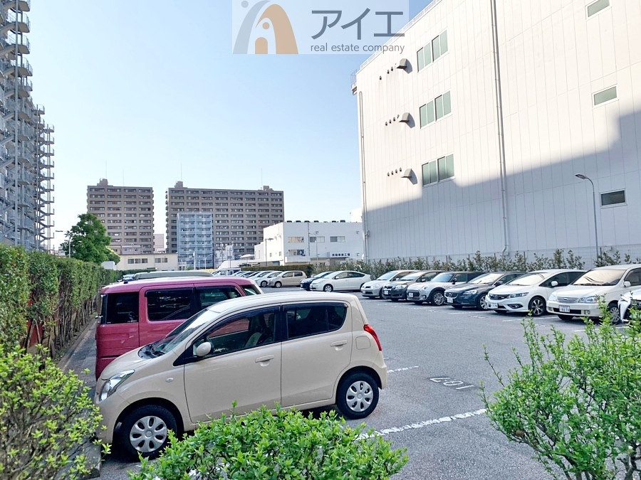 駐車場があるため車通勤の方にも安心なマンションです(要空確認)