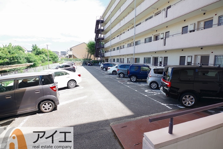 駐車場があるため車通勤の方にも安心なマンションです