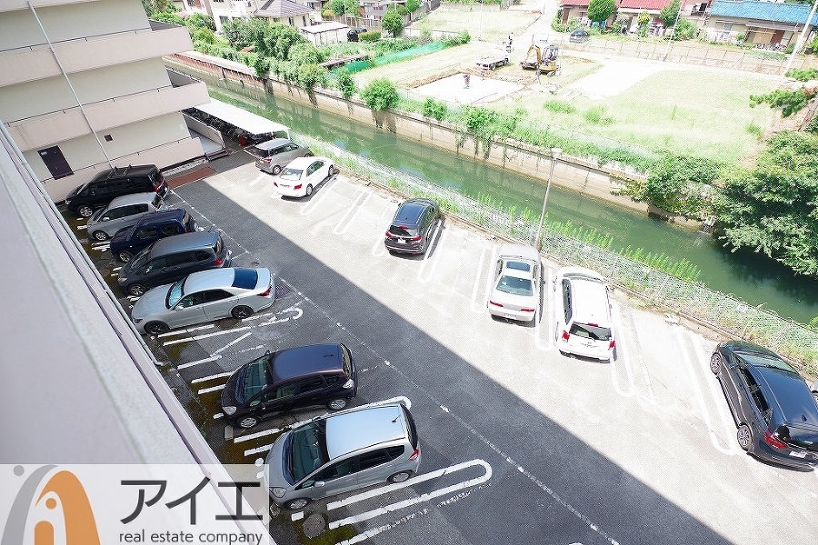 駐車場があるため車通勤の方にも安心なマンションです