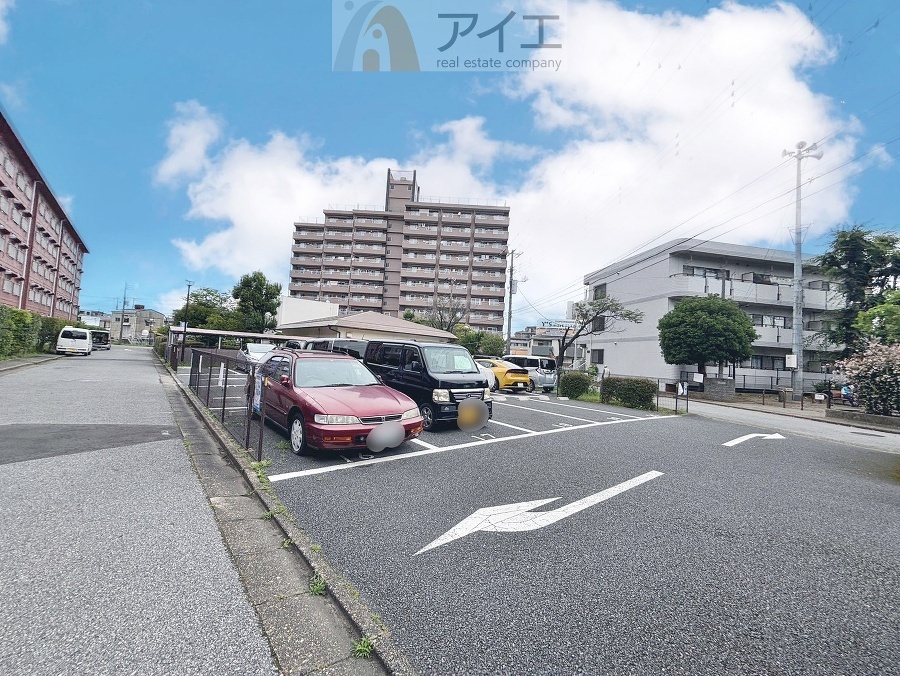 駐車場があるため車通勤の方にも安心なマンションです(要空確認)