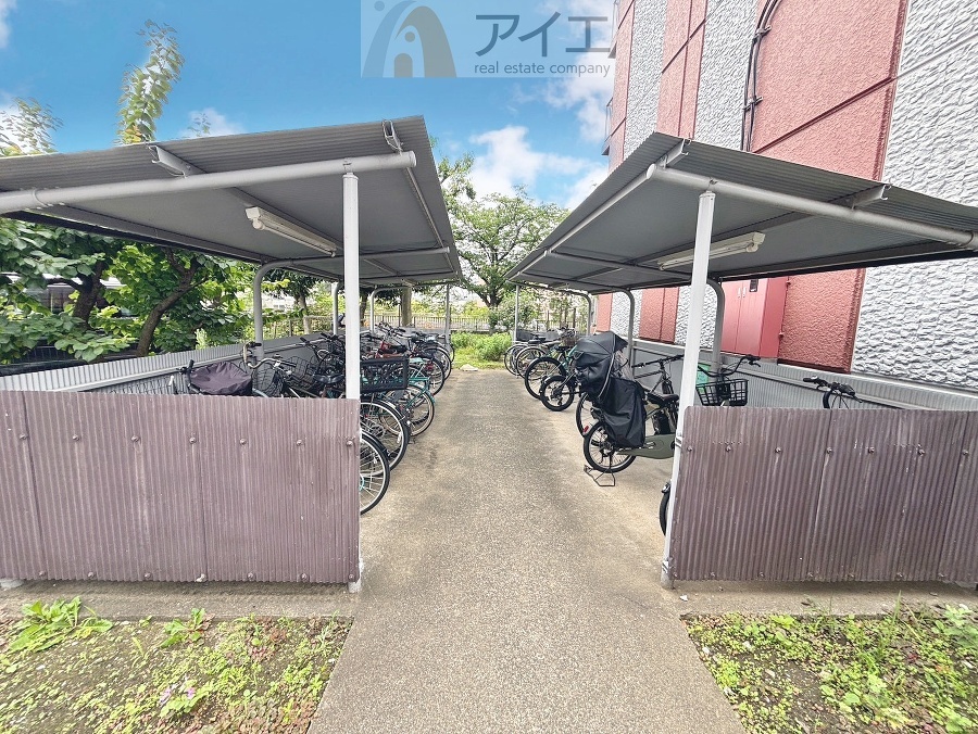 広々スペースの駐輪場はご家族の自転車を置くことができます