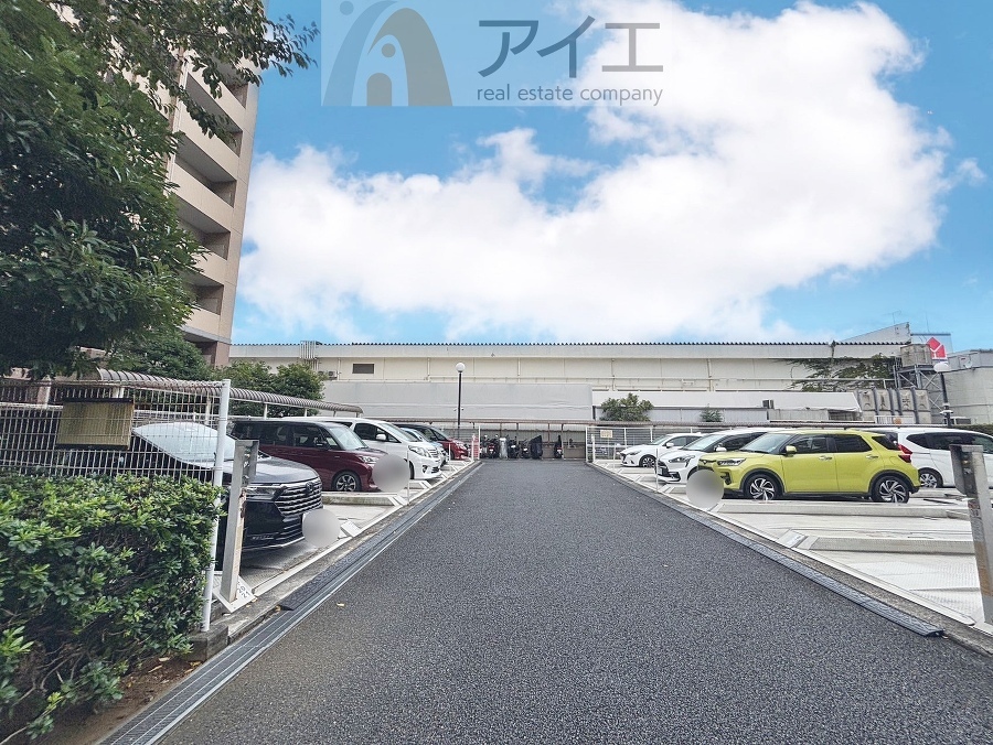 駐車場があるため車通勤の方にも安心なマンションです(要空確認)