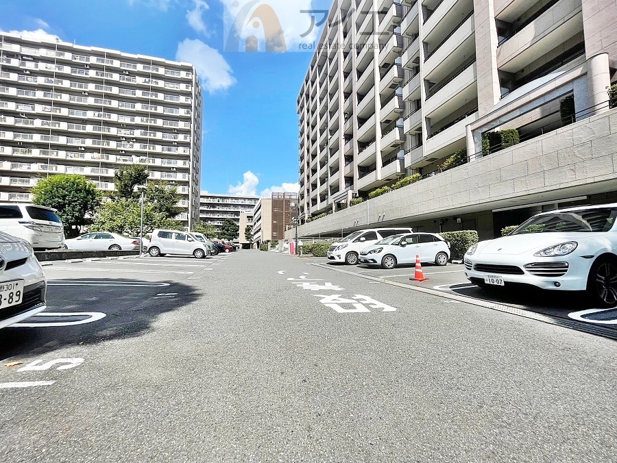 駐車場があるため車通勤の方にも安心なマンションです(要空確認)