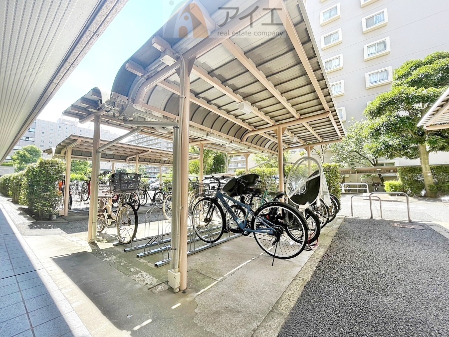 広々スペースの駐輪場はご家族の自転車を置くことができます