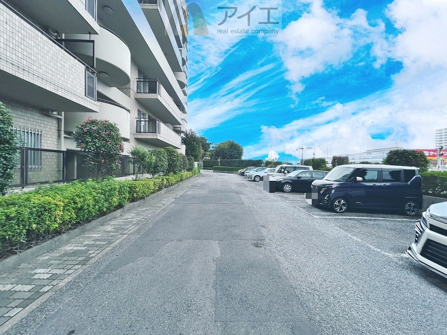 駐車場があるため車通勤の方にも安心なマンションです(要空確認)