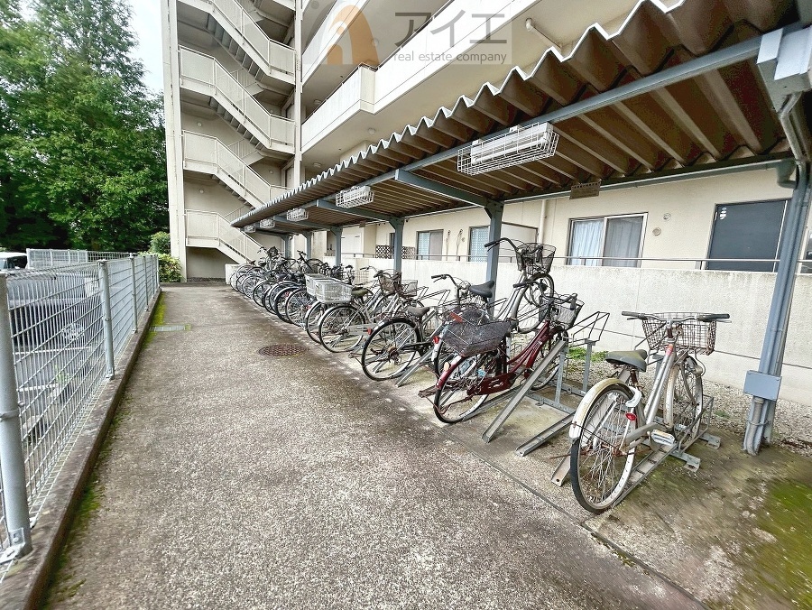 広々スペースの駐輪場はご家族の自転車を置くことができます