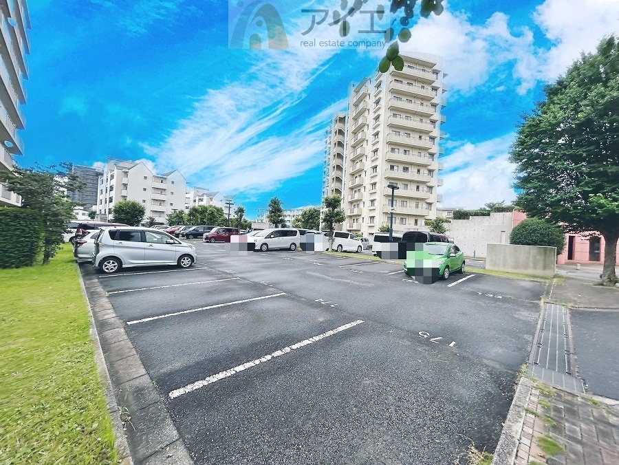 駐車場があるため車通勤の方にも安心なマンションです(要空確認)