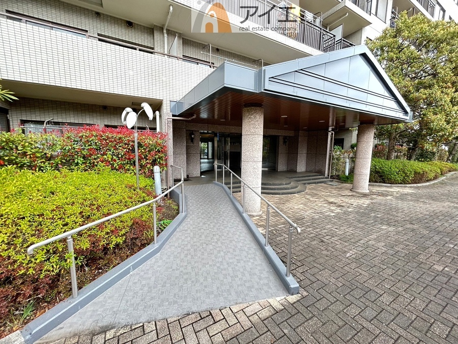 清掃や修理、不審者への声掛けも。管理員日勤は防犯にも有効
