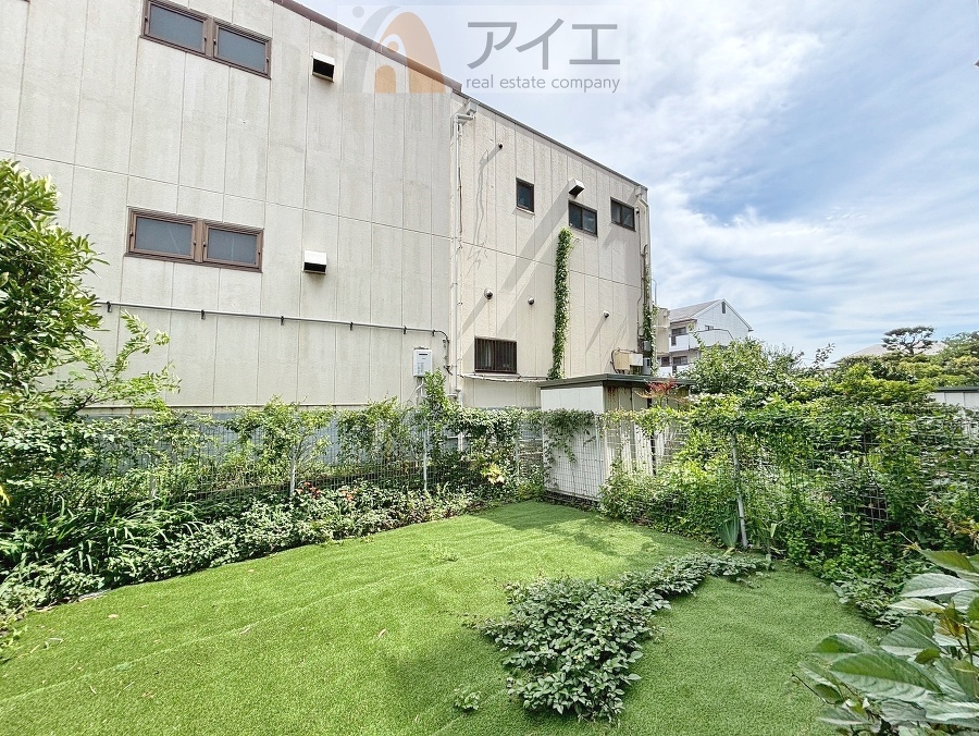 お子様が安心して遊べる専用庭付きです