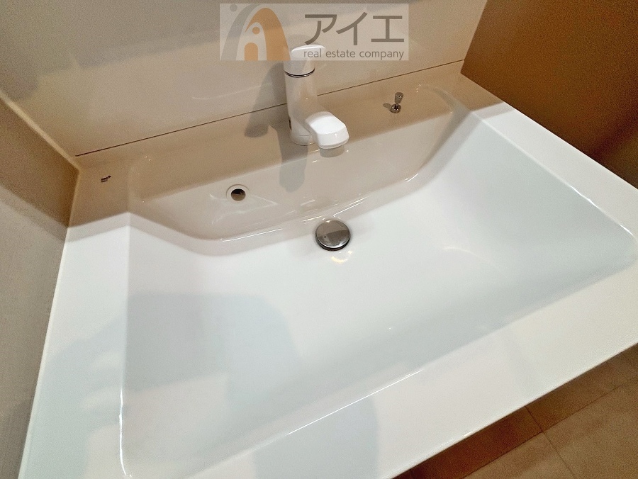 三面鏡にハンドシャワー付き、使いやすい洗面台
