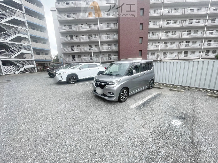 駐車場があるため車通勤の方にも安心なマンションです(要空確認)