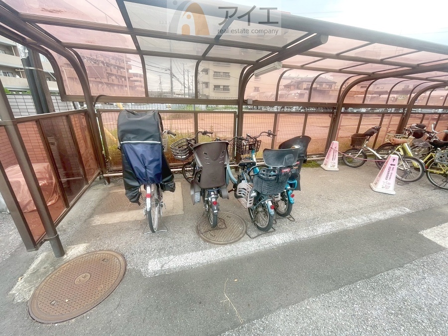 広々スペースの駐輪場はご家族の自転車を置くことができます
