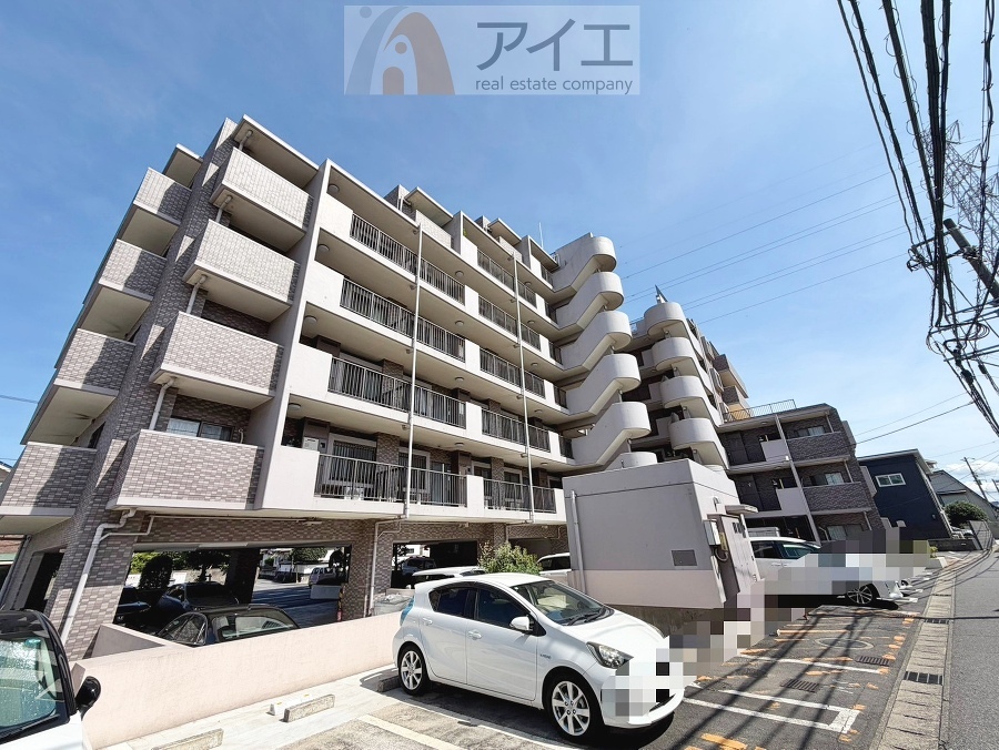 駐車場があるため車通勤の方にも安心なマンションです(要空確認)